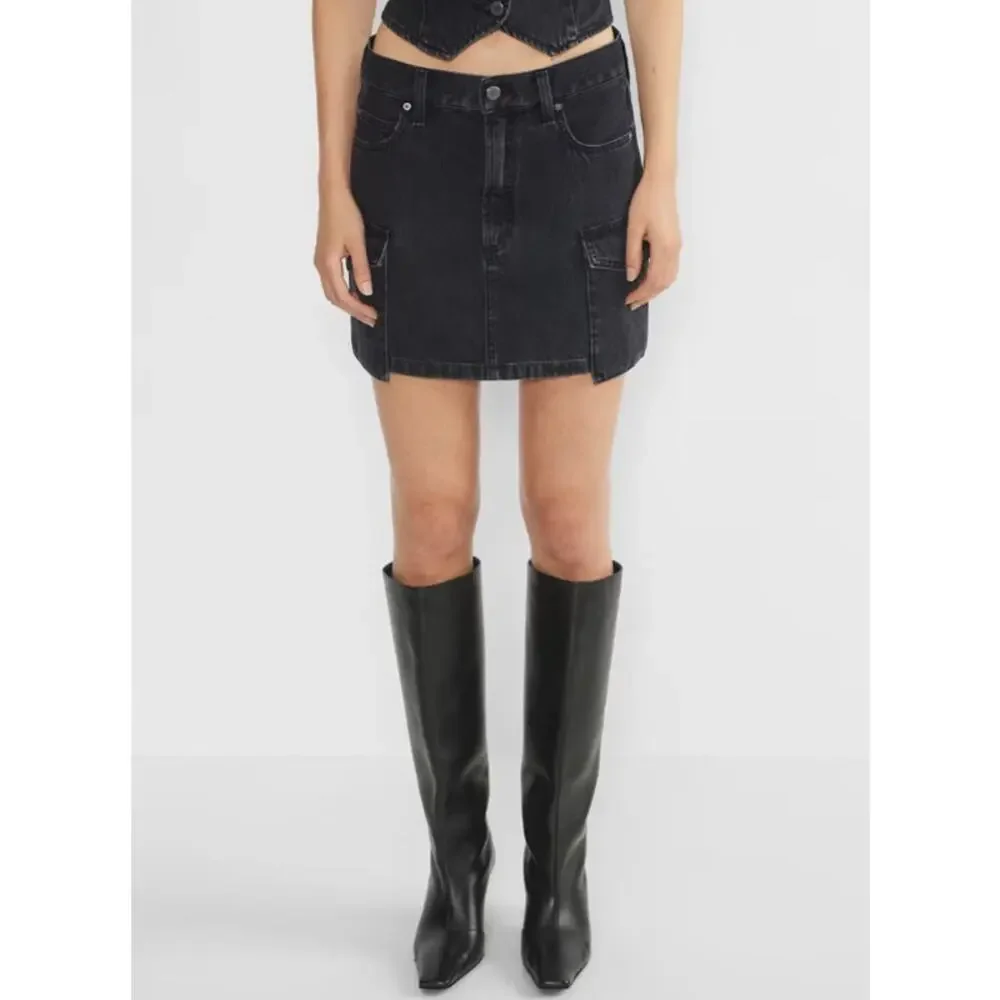 Aritzia Denim Forum The '90s Mid Rise Cargo Mini Denim Jean Skirt Black Eyeliner